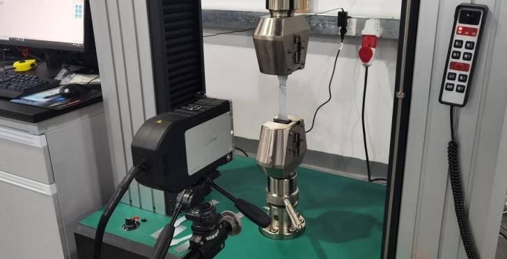 新拓三維視頻引伸計(jì)用于金屬材料泊松比測(cè)試.jpg 新拓三維視頻引伸計(jì)用于金屬材料泊松比測(cè)試.jpg