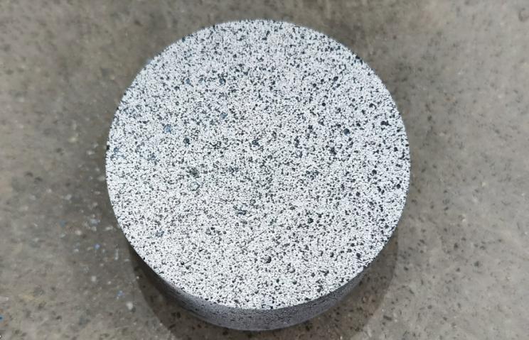 DIC三維全場應(yīng)變測量技術(shù)用于巖石巴西劈裂應(yīng)變場及裂紋演化分析.jpg DIC三維全場應(yīng)變測量技術(shù)用于巖石巴西劈裂應(yīng)變場及裂紋演化分析.jpg