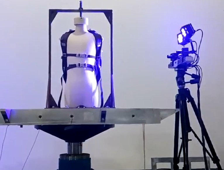 高速DIC技術(shù)用于背包肩帶動態(tài)位移變化振動臺模擬試驗.jpg 高速DIC技術(shù)用于背包肩帶動態(tài)位移變化振動臺模擬試驗.jpg