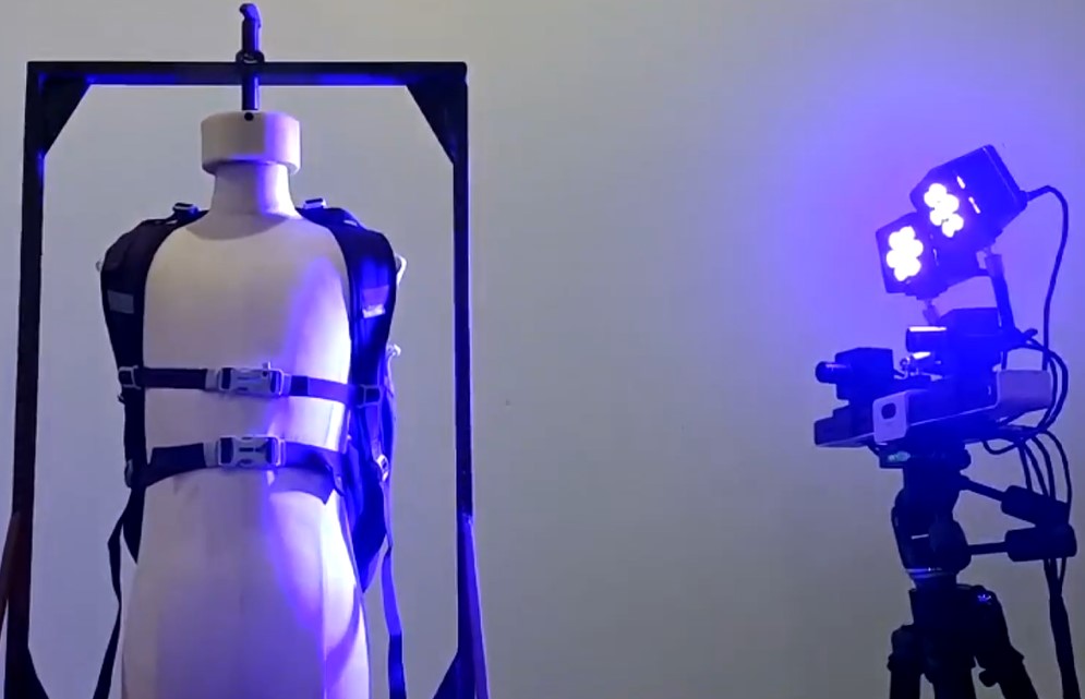 高速DIC技術(shù)用于背包肩帶三維動態(tài)位移測量振動臺模擬試驗.jpg 高速DIC技術(shù)用于背包肩帶三維動態(tài)位移測量振動臺模擬試驗.jpg