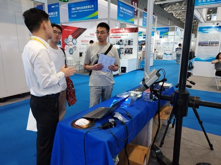 新拓三維展出的XTOM-MATRIX高精度藍光三維掃描儀 新拓三維展出的XTOM-MATRIX高精度藍光三維掃描儀